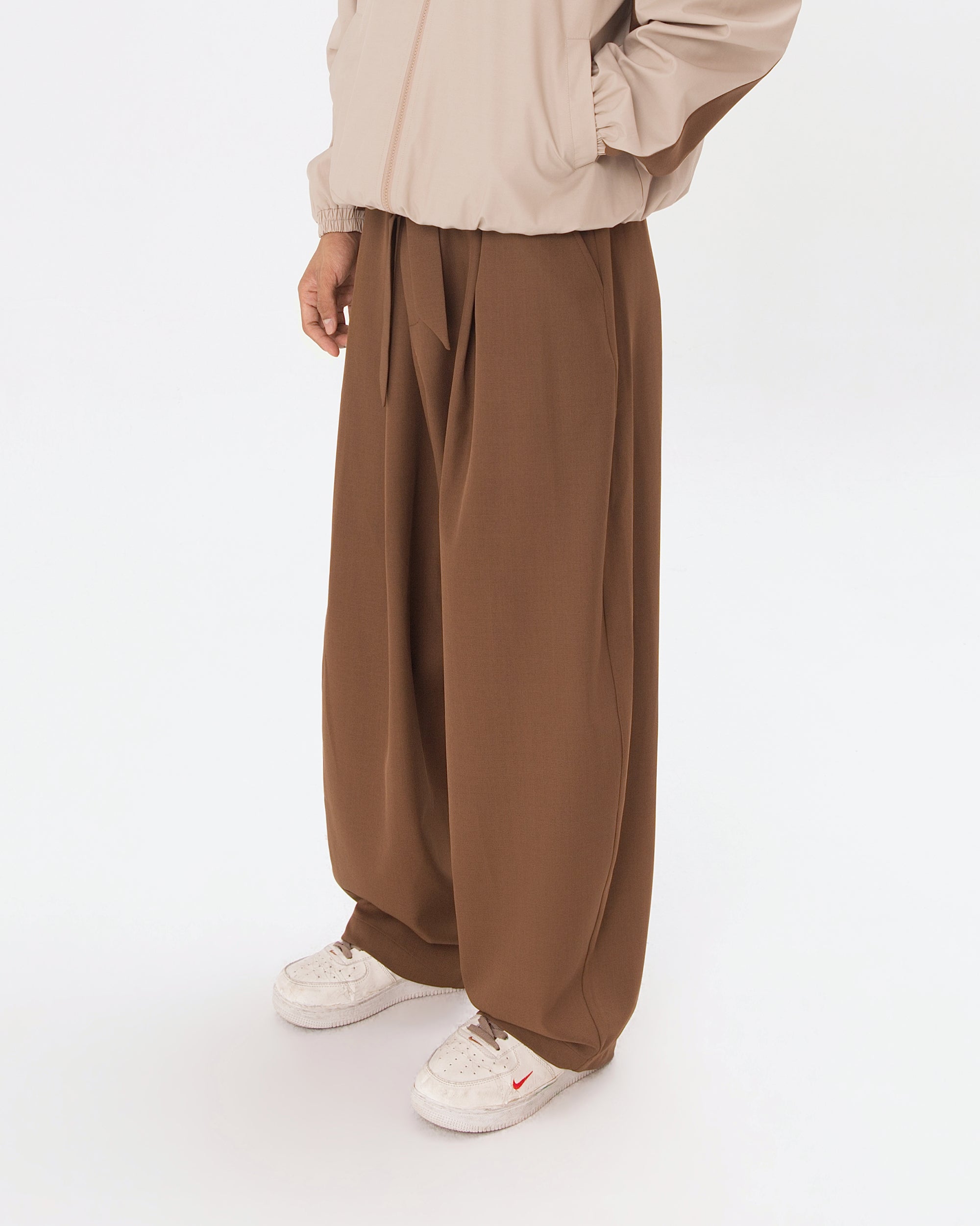 MOCHA TROUSER model full body